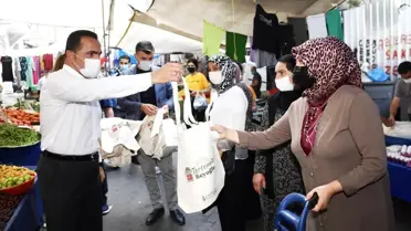 Başkan Yıldız, semt pazarında alışveriş yapan vatandaşlara bez çanta dağıttı