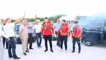 Dünya Şampiyonası'nda zirveye çıkan güreşçilere Niğde'de davul zurnalı karşılama