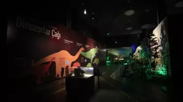 Kayseri Bilim Merkezi'ndeki dinozor sergisi ziyaretçilerini milyonlarca yıl öncesine götürüyor