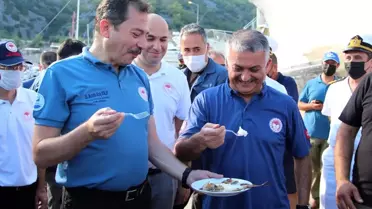 Protokolden tüketimi teşvik için ızgarada, dikeni zehirli aslan balığı ziyafeti