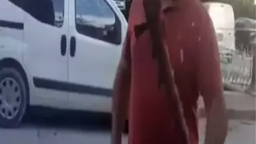 SOKAK KÖPEĞİNİ BESLEYEN HAYVANSEVERE SOPALI TEHDİT