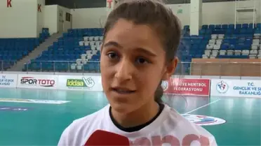 Gözyaşları içinde verdiği röportajla gündem olan hentbolcu Merve Akpınar'ın okuluna alınmadığı iddiası