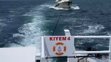 Marmara Denizi'nde makinesi arızalanan tekne güvenli bölgeye götürüldü
