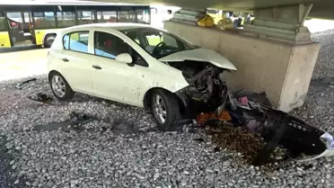 Kadıköy'de aracın çarptığı otomobil köprü duvarına çarptı: 1 yaralı