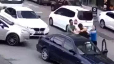 Trafikte yumruklu kavga kamerada