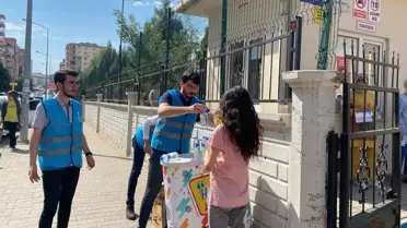 Batman'da AK Parti Gençlik Kolları teşkilatı üyeleri DGS'ye girenlere çeşitli ikramlarda bulundu