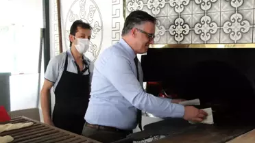 Büyükelçi, taş fırında yemek pişirdi, ekmek yaptı