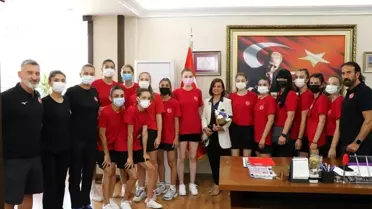 İşitme Engelliler Voleybol Kadın Milli Takımı'ndan Başkan Köse'ye ziyaret