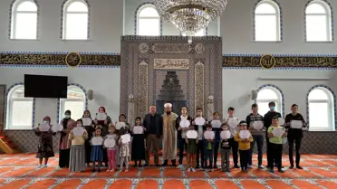 Almanya'da 22 öğrenci harçlıklarıyla kurban bağışı kampanyasına katıldı