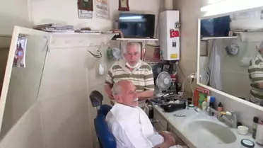 Erdek'te yarım asırdır berberlik yapıyor