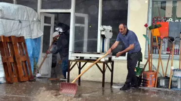 Sağanak ve dolu yüzünden bazı ev ve iş yerlerini su bastı