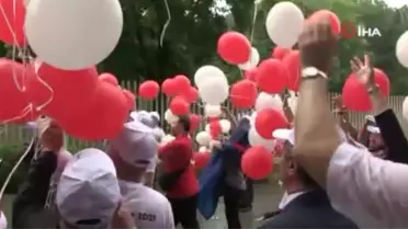 Berlin'de 15 Temmuz şehitlerinin adının yazılı olduğu balonlar gökyüzüne bırakıldı