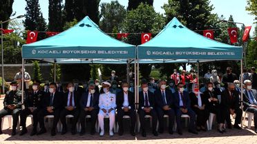 Şehit mezarlarına karanfil bırakıldı