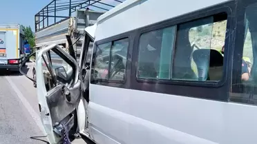 Tarım işçilerini taşıyan minibüs kamyonete arkadan çarptı, 17 kişi yaralandı