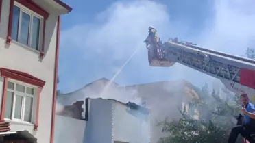 Bursa'da yangın çıkan evdeki yaşlı kadını yakındaki lisenin öğretmeni kurtardı