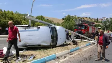 HAFİF TİCARİ ARAÇ, AYDINLATMA DİREĞİNE ÇARPTI: 4 YARALI