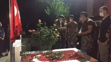 Son dakika! ŞEHİT DÜŞTÜĞÜ SAATTE MEZARI BAŞINDA DUALARLA ANILDI
