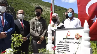 Son dakika: Şehit Öğretmen Necmettin Yılmaz şehadetinin 4. yılında kabri başında anıldı