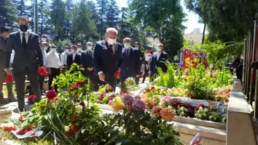 TBMM Başkanı Mustafa Şentop, Karşıyaka Mezarlığı Şehitliği'ni ziyaret etti