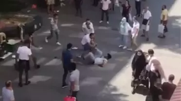 Antalya'nın en işlek caddesinde tekme tokatlı kavga kamerada