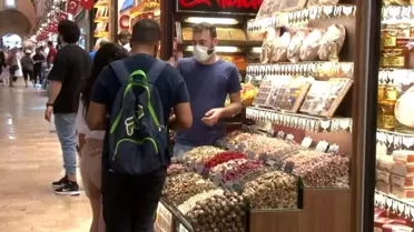 Eminönü'nde bayram alışverişi yoğunluğu yaşanıyor