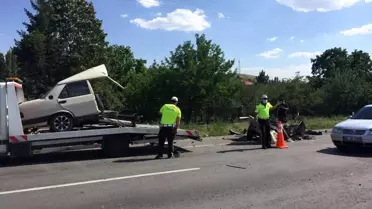 Makas atan otomobil kağıt gibi ortadan ikiye bölündü! Sürücü öldü, 10 kişi de yaralandı