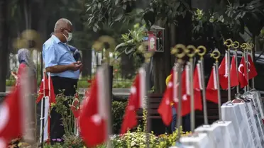 Son dakika haberi! Şehit aileleri Edirnekapı Şehitliği'nde şehitlerin kabirlerini ziyaret etti