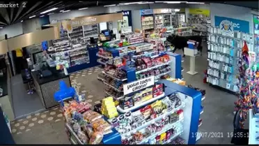 KÜÇÜKÇEKMECE'DE SAHİBİNİN ELİNDEN KAÇAN DANA MARKETE GİRDİ
