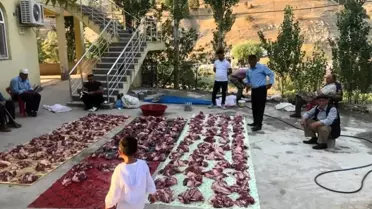 Köydeki tüm kurbanlar cami avlusunda kesilip her eve eşit dağıtılıyor