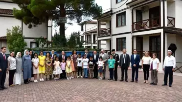 Vali Fuat Gürel, çocukların bayramını kutlayıp harçlık verdi