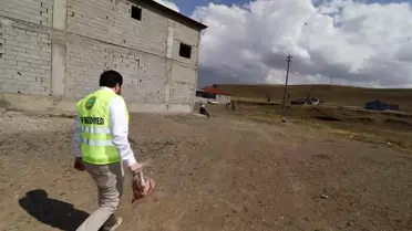 Başkan Sayan, kapı kapı dolaşarak kurban eti dağıttı
