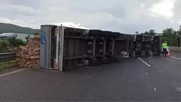 İstanbul'a dönüş yolundakiler dikkat! TEM Otoyolu'nda tır devrildi, yol trafiğe kapatıldı