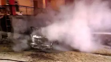 Park halindeki otomobil yanarak kullanılamaz hale geldi