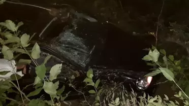 Otomobili uçuruma yuvarlanmaktan su borusu kurtardı: 3 yaralı