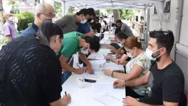 ESKİŞEHİR'DE MOBİL AŞI STANTLARINDA KUYRUK