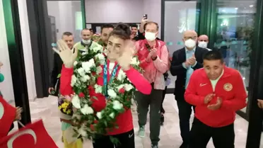 Olimpiyat üçüncüsü milli tekvandocu Hatice Kübra İlgün yurda döndü