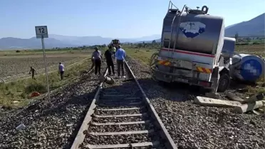 Hemzemin geçitte yük treni ile süt tankeri çarpıştı: 1 yaralı