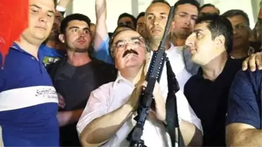 Yaşamını yitiren Vali Hüseyin Avni Coş'tan geriye 15 Temmuz'daki silahlı pozu kaldı