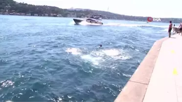 Serinlemek isteyenler İstanbul Boğazı'nda denize girdi