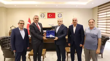 Hizmet-İş Sendikasından Nizip Belediye Başkanı Sarı'ya plaket
