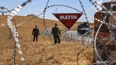 İran sınırında devriye gezen güvenlik güçleri, bitkin haldeki 6 çocuklu Afgan aileye yardım elini uzattı (4)