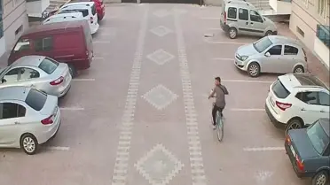 Sitenin bahçesinden bisiklet çalan hırsız kameraya yakalandı
