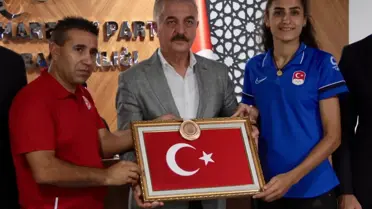 Olimpiyat madalyalı milli tekvandocu Hatice Kübra İlgün'e, Bursa'da hediye altın