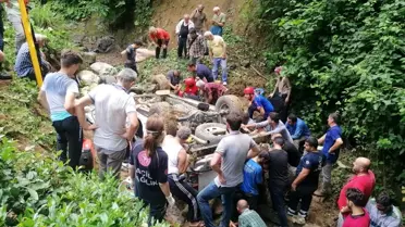 Rize'de çay yüklü kamyonet dereye yuvarlandı: 5 yaralı