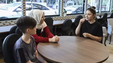 İşitme engelli üniversite adayları ile ailelerine işaret diliyle tercih desteği