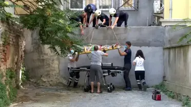 Kadıköy'de 3. kattan düşen kadın ağır yaralı halde bulundu