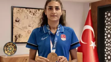 Tokyo'dan madalyayla dönen milli tekvandocu Hatice Kübra İlgün babasına verdiği sözü tuttu