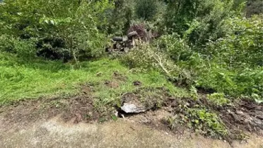 Heyelana müdahale eden iş makinesi devrildi: 2 yaralı