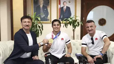 Olimpiyat şampiyonu Busenaz Sürmeneli, Bahçelievler Belediyesini ziyaret etti