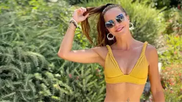 Ebru Şallı'nın 'Sarı sevenler' notuyla paylaştığı bikinili fotoğrafına beğeni yağdı